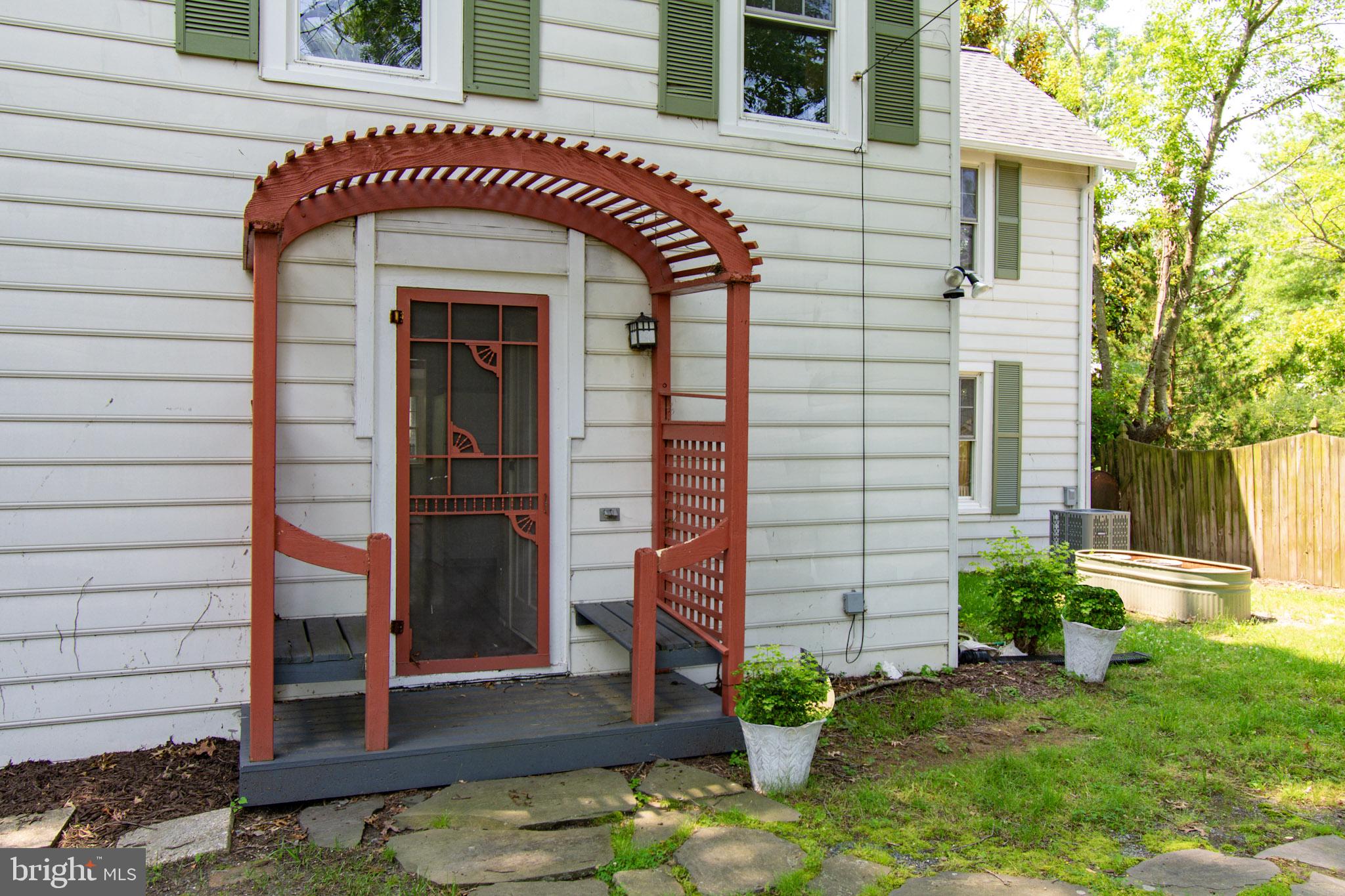 203 E Earle Ave