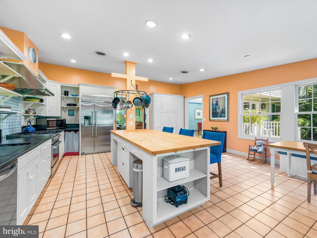 6343 Canterbury Dr