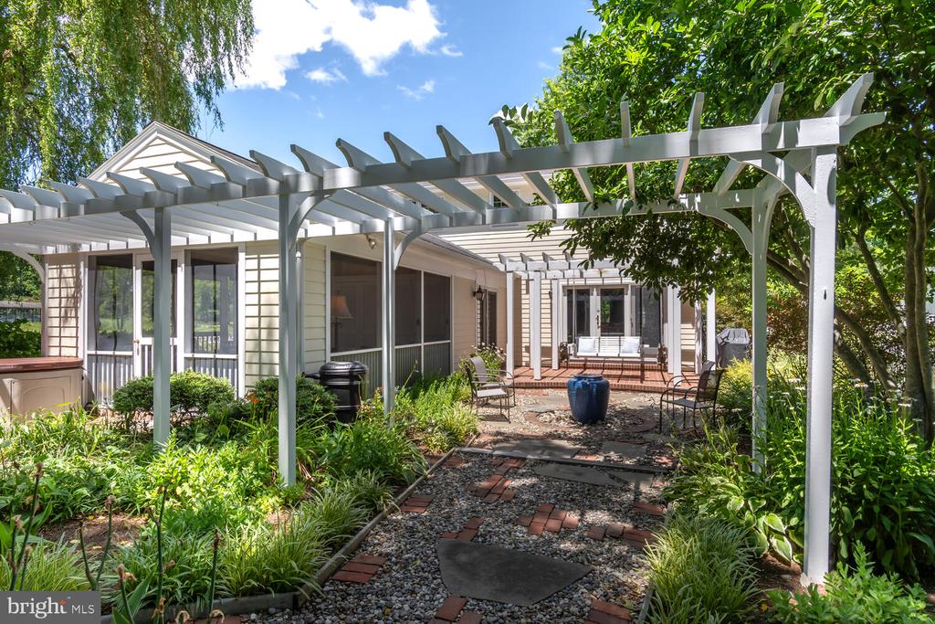 122 W Chestnut St