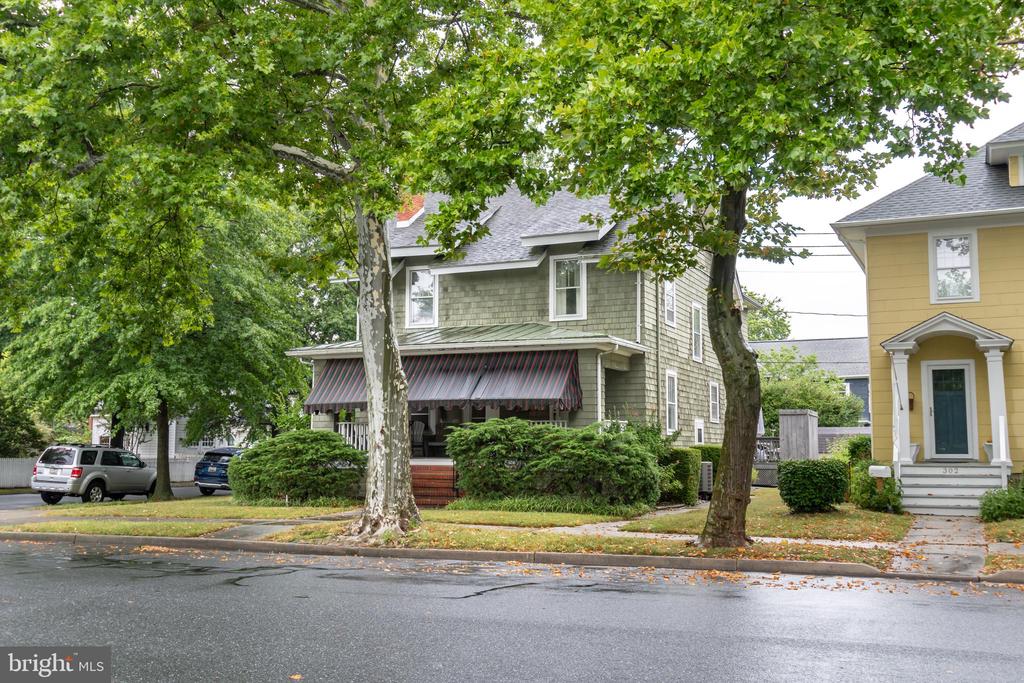 300 S Aurora St