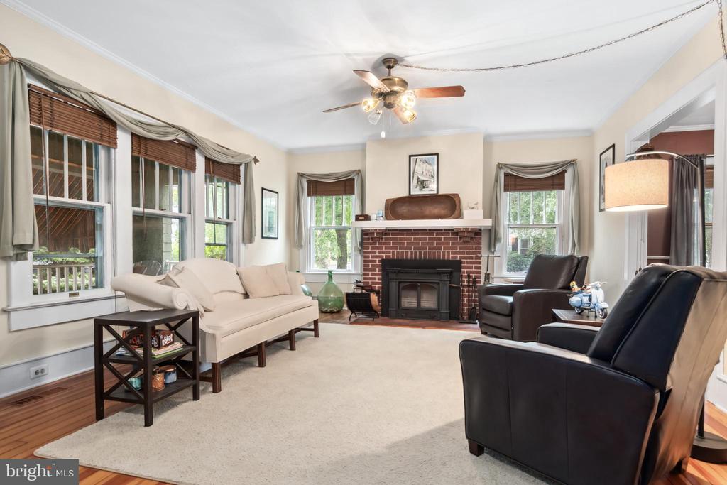 300 S Aurora St