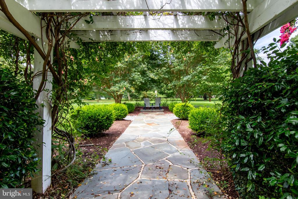 7768 Woodland Cir