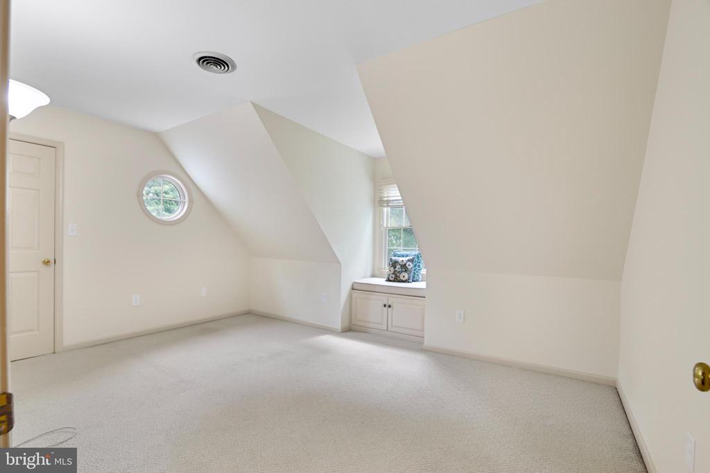 7768 Woodland Cir