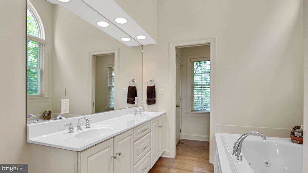 7768 Woodland Cir