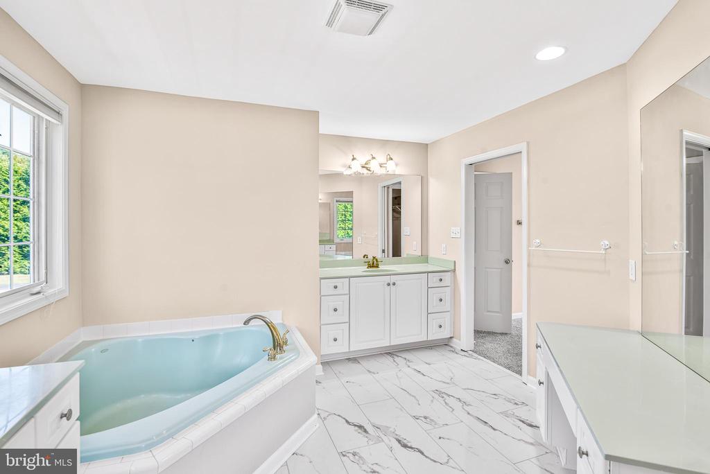 9220 Fox Meadow Ln