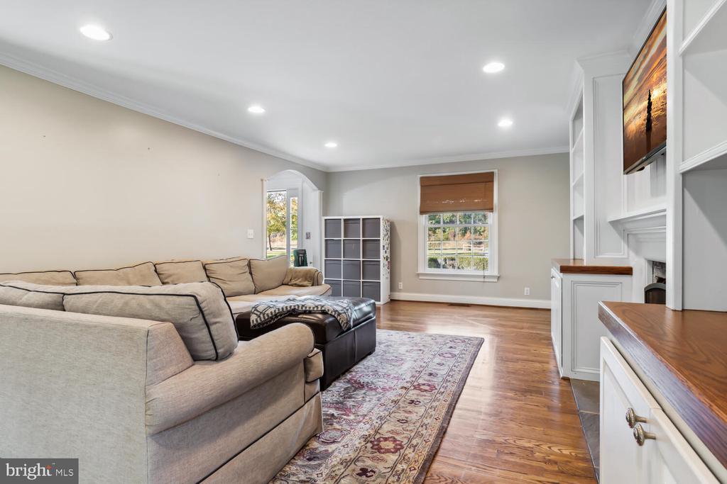 6143 Canterbury Dr