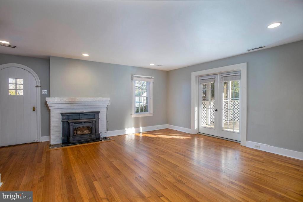 304 ELM AVE