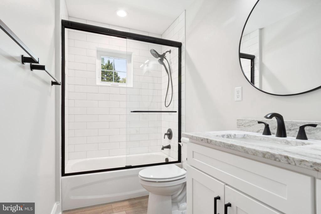6 SANDY LN