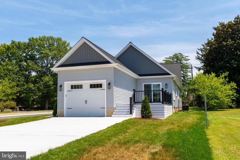 6 SANDY LN