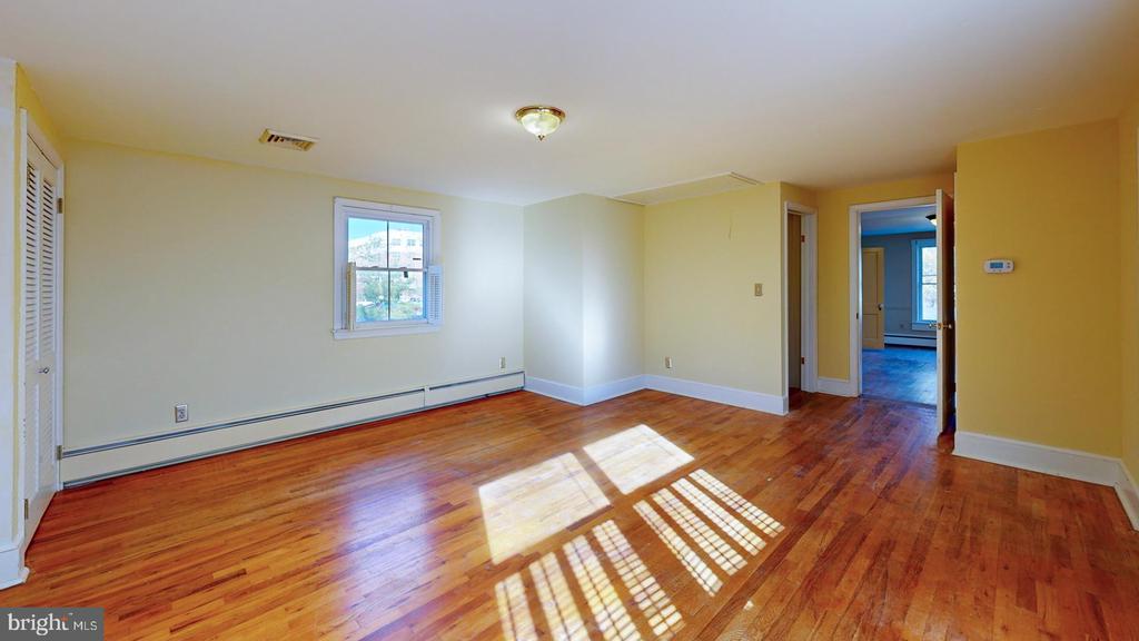 94 W Earle Ave