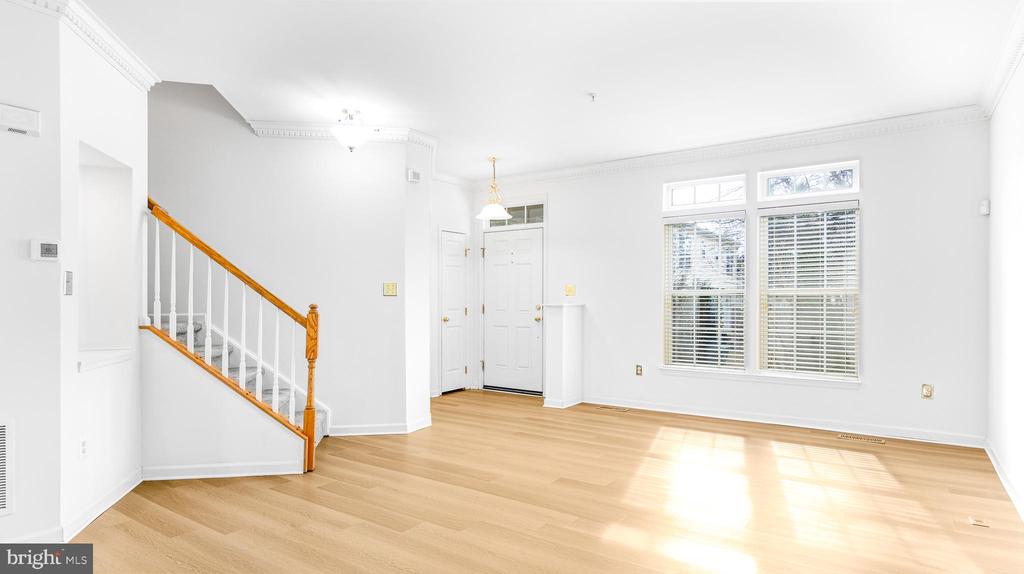 300 Dixon St #102
