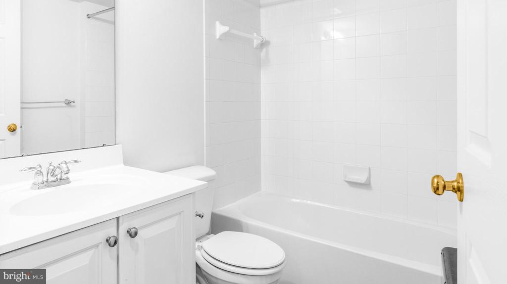 300 Dixon St #102