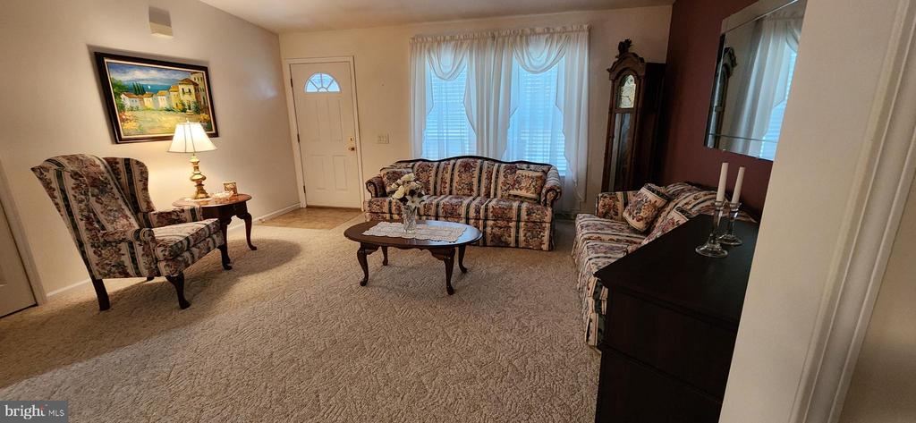 2 KENSINGTON DR