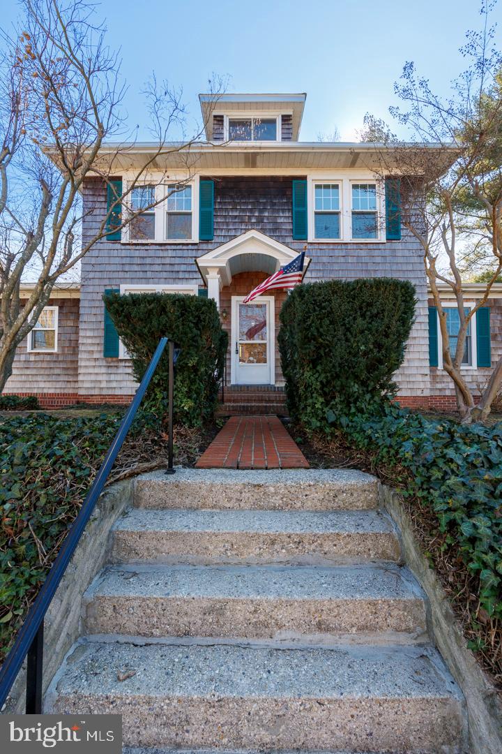 102 W Earle Ave