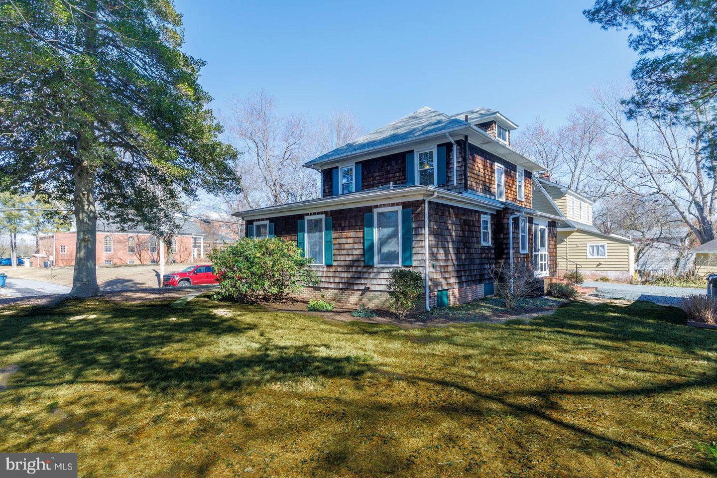 102 W Earle Ave