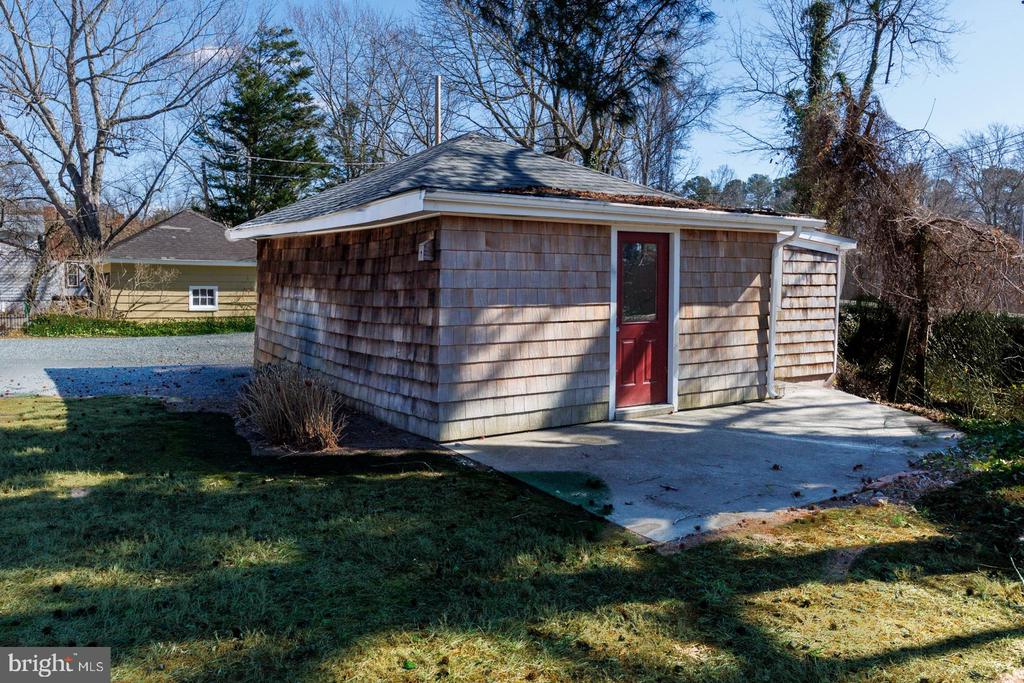 102 W Earle Ave