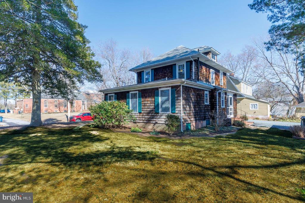 102 W Earle Ave