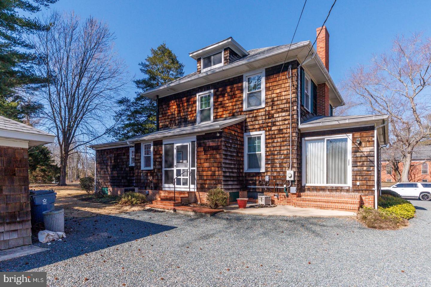 102 W Earle Ave