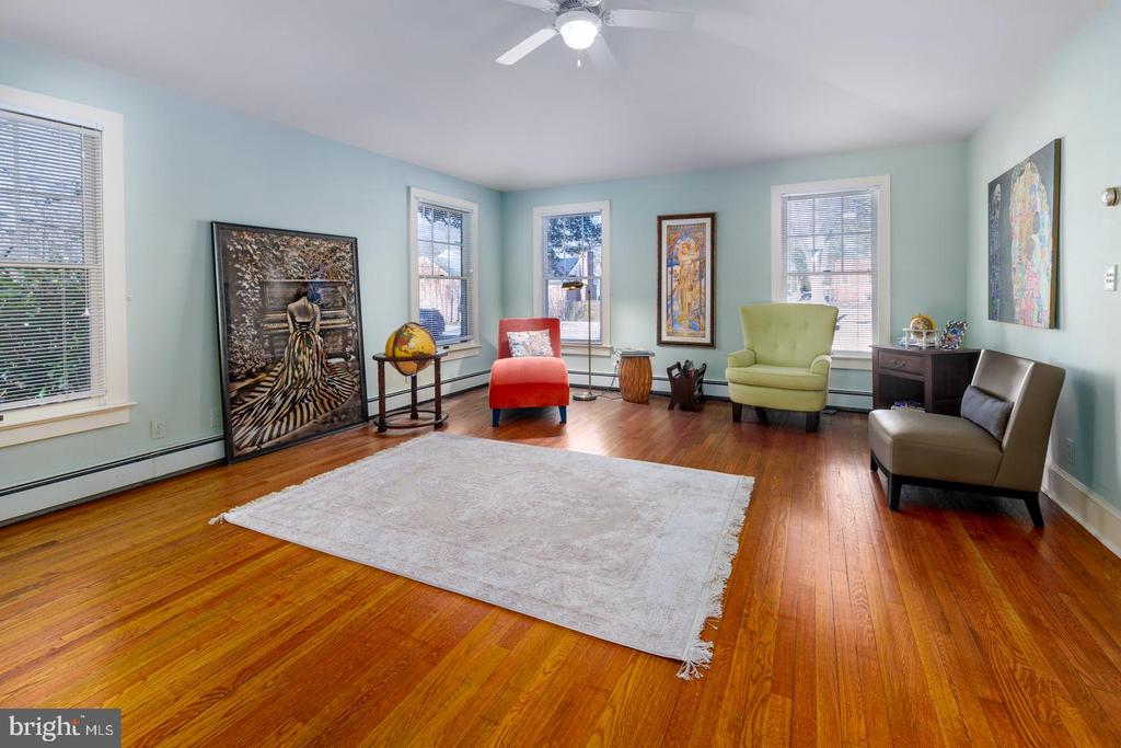 102 W Earle Ave