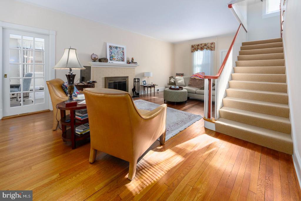 102 W Earle Ave