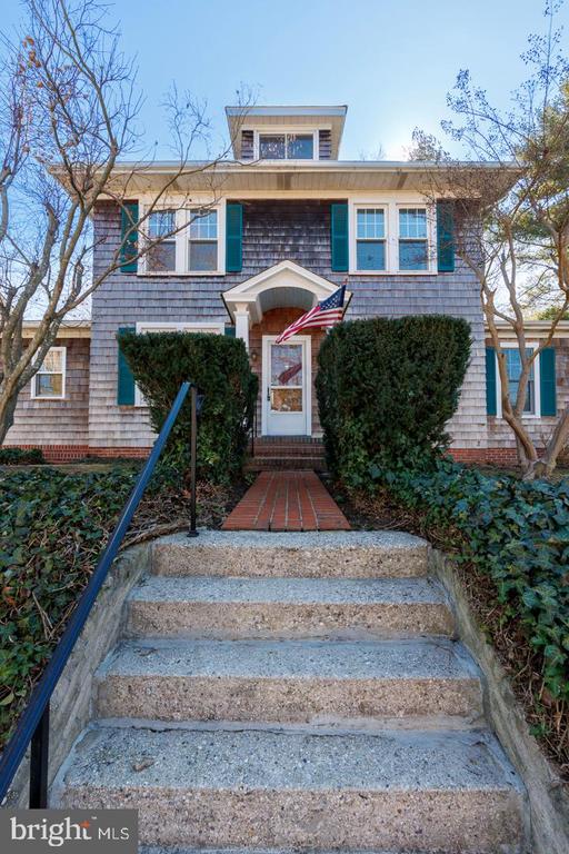 102 W Earle Ave