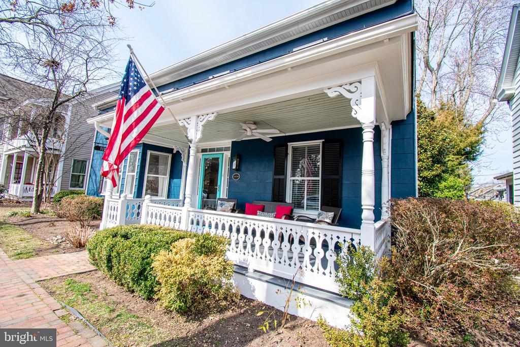 113 W Chestnut