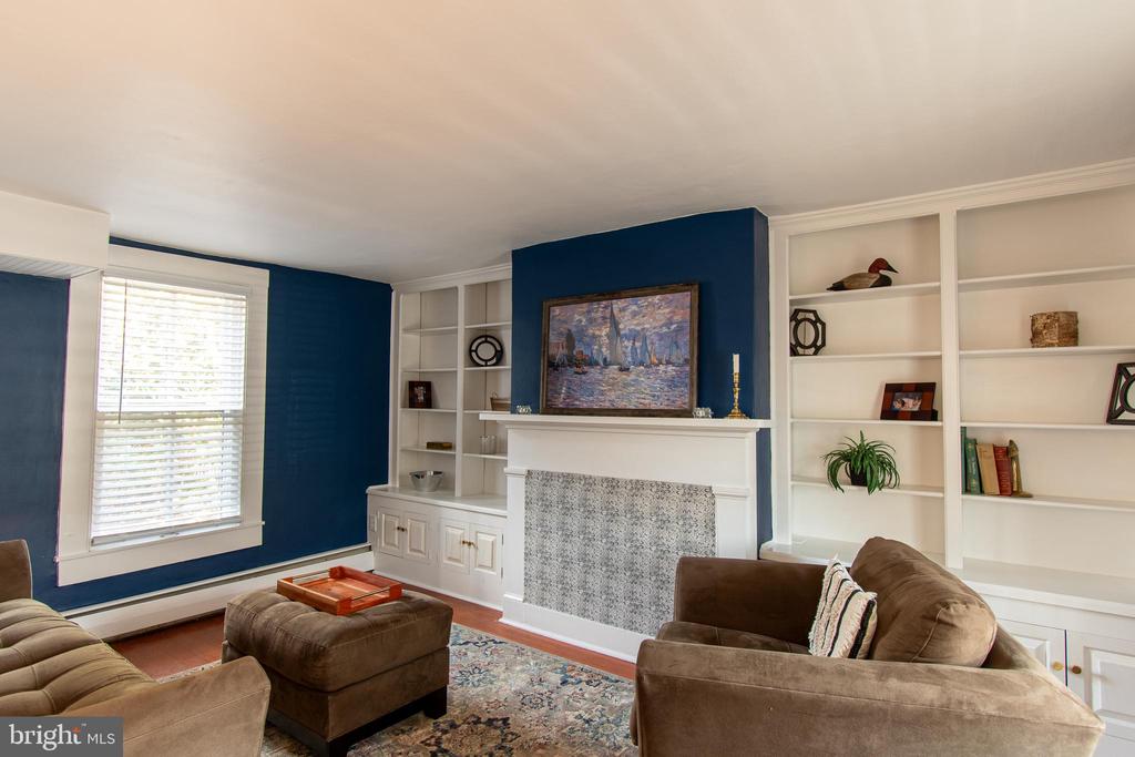 113 W Chestnut