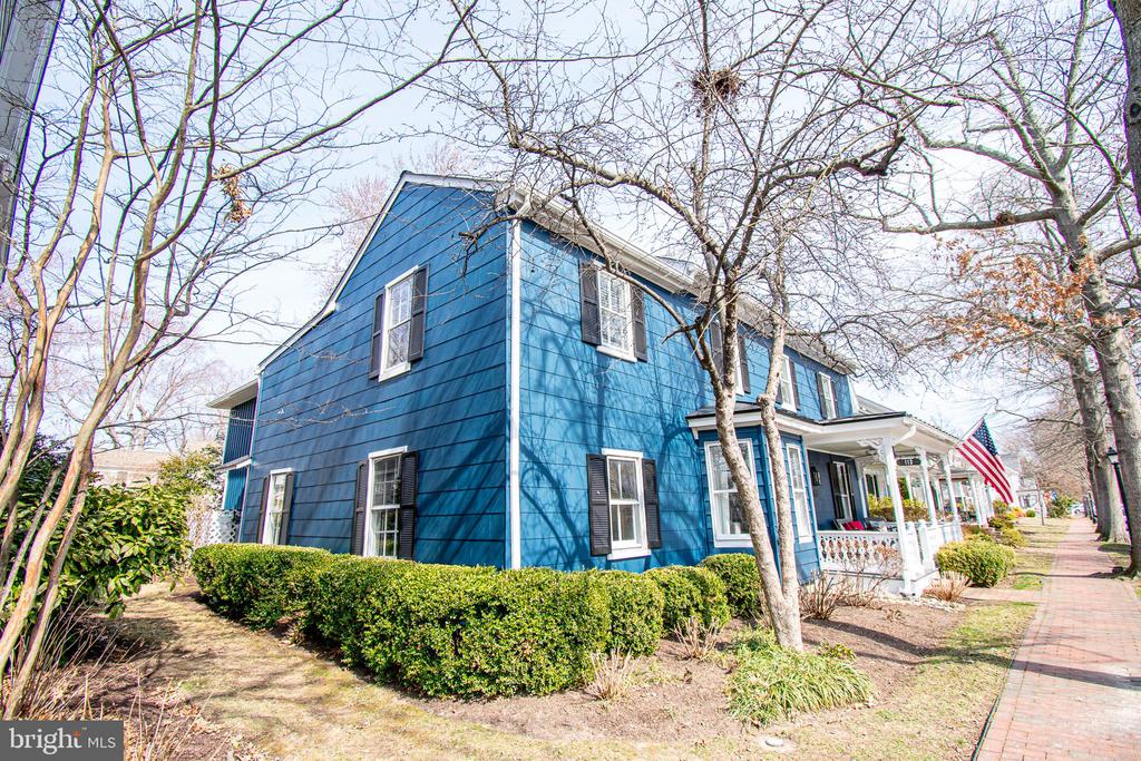 113 W Chestnut