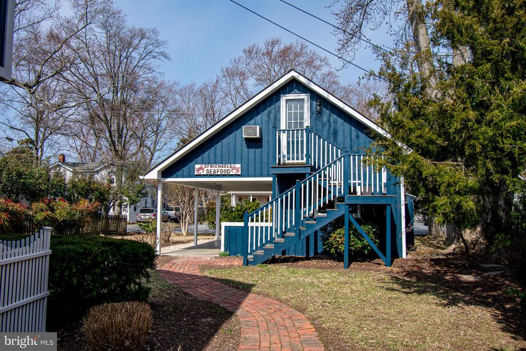 113 W Chestnut