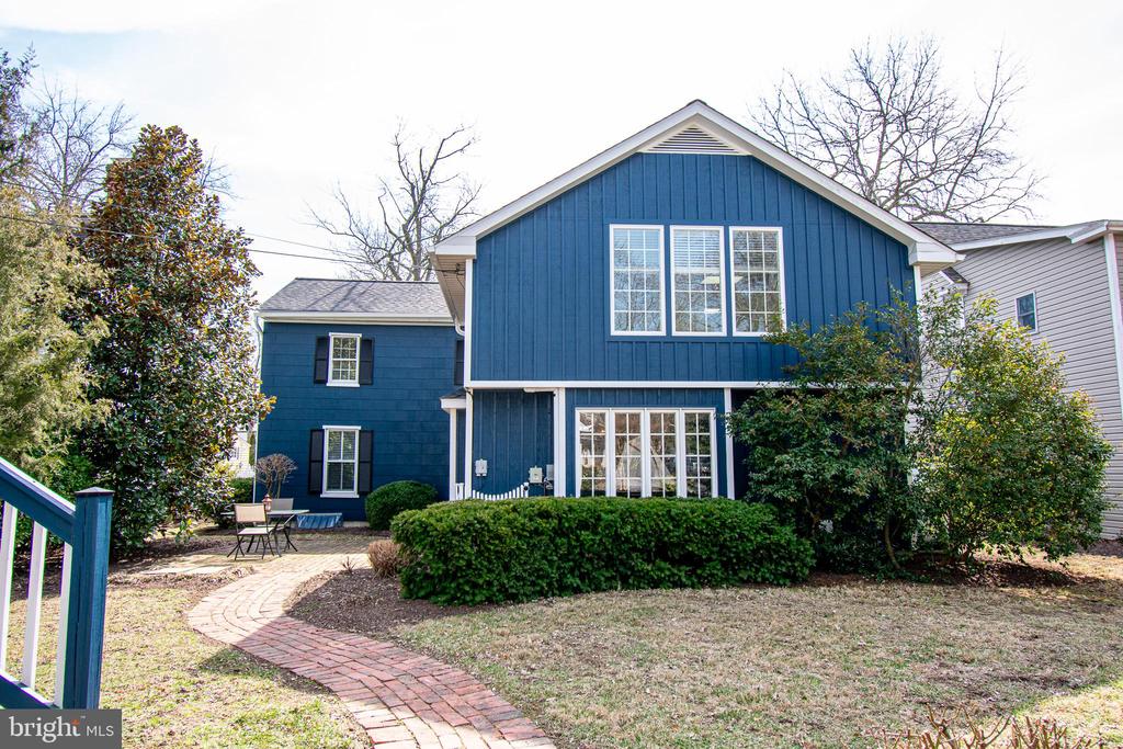 113 W Chestnut