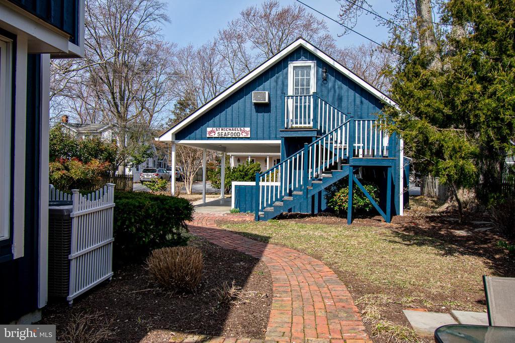 113 W Chestnut