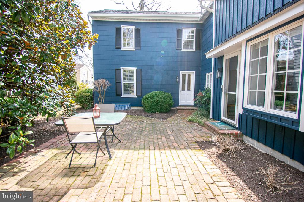 113 W Chestnut