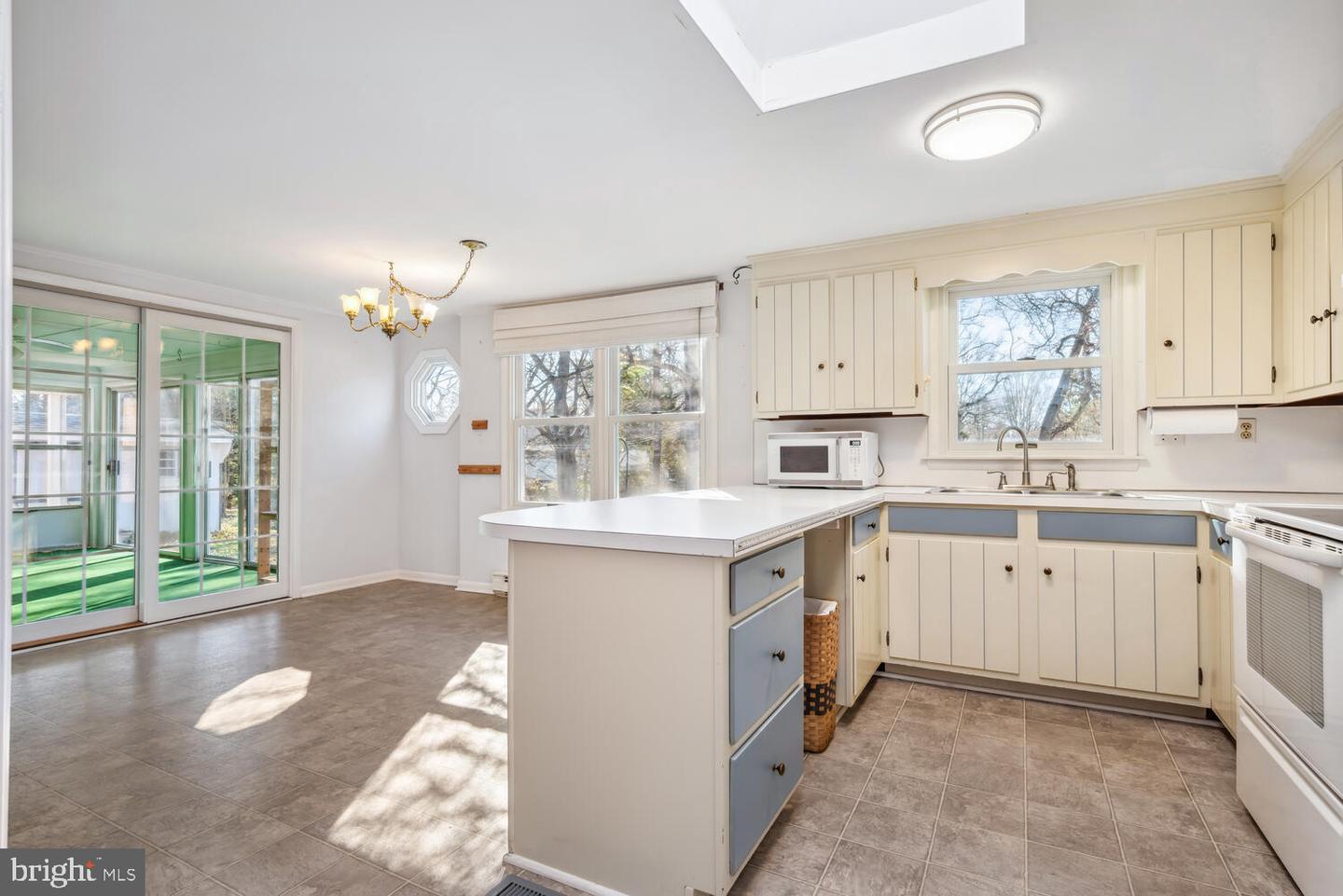 104 Hughlett St