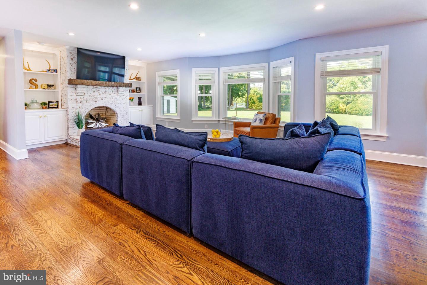 4 Oxford Ct