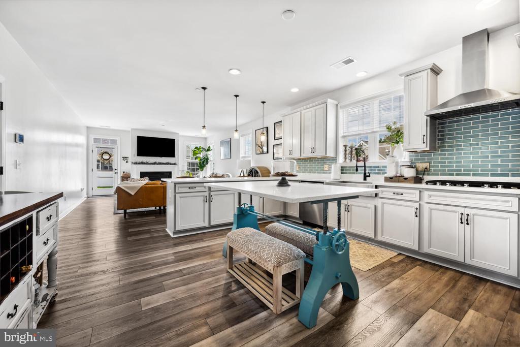 8127 Easton Village Dr