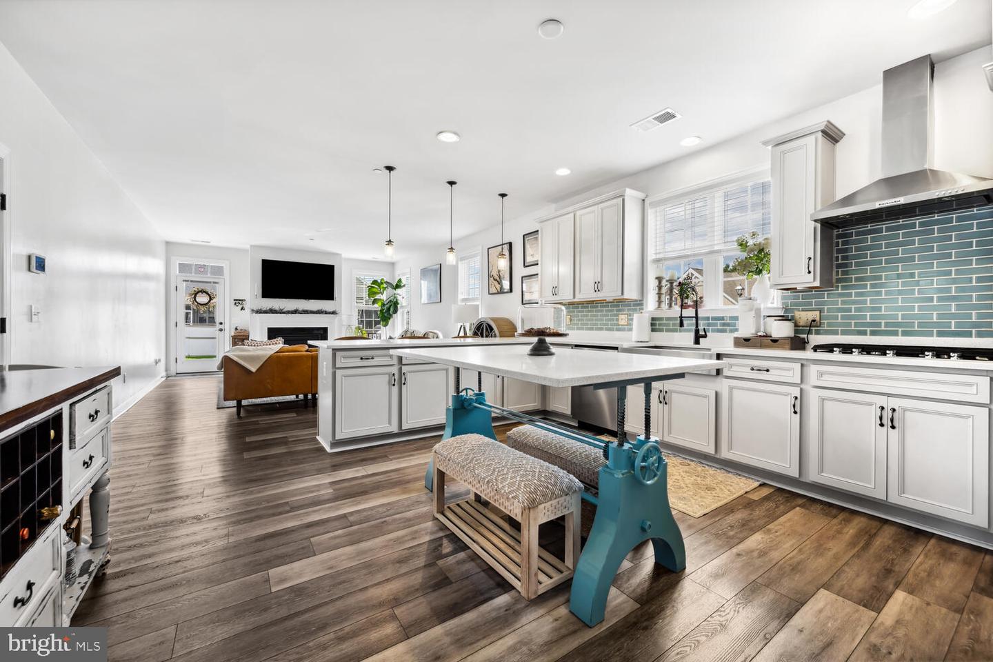 8127 Easton Village Dr