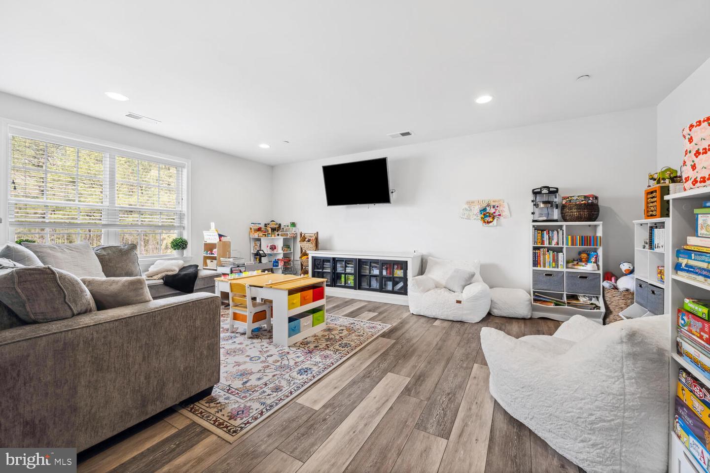 8127 Easton Village Dr