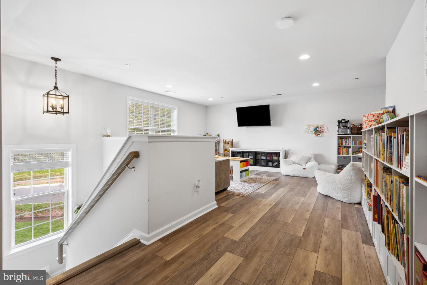 8127 Easton Village Dr