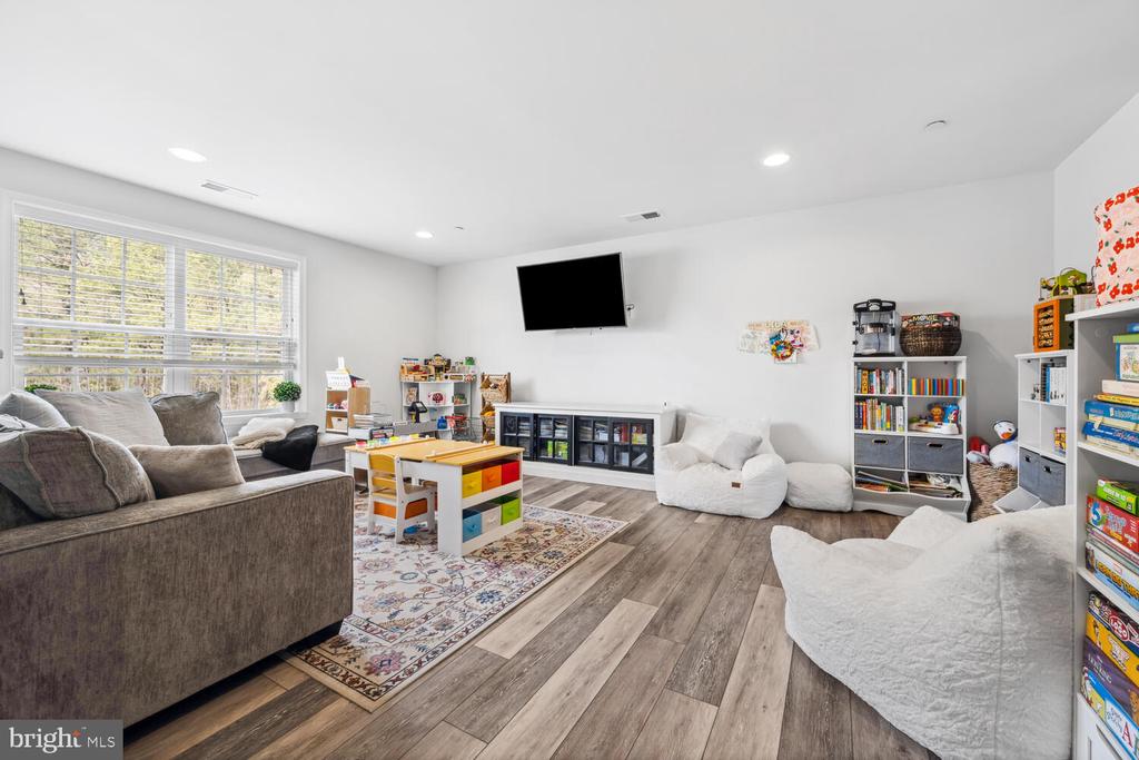 8127 Easton Village Dr