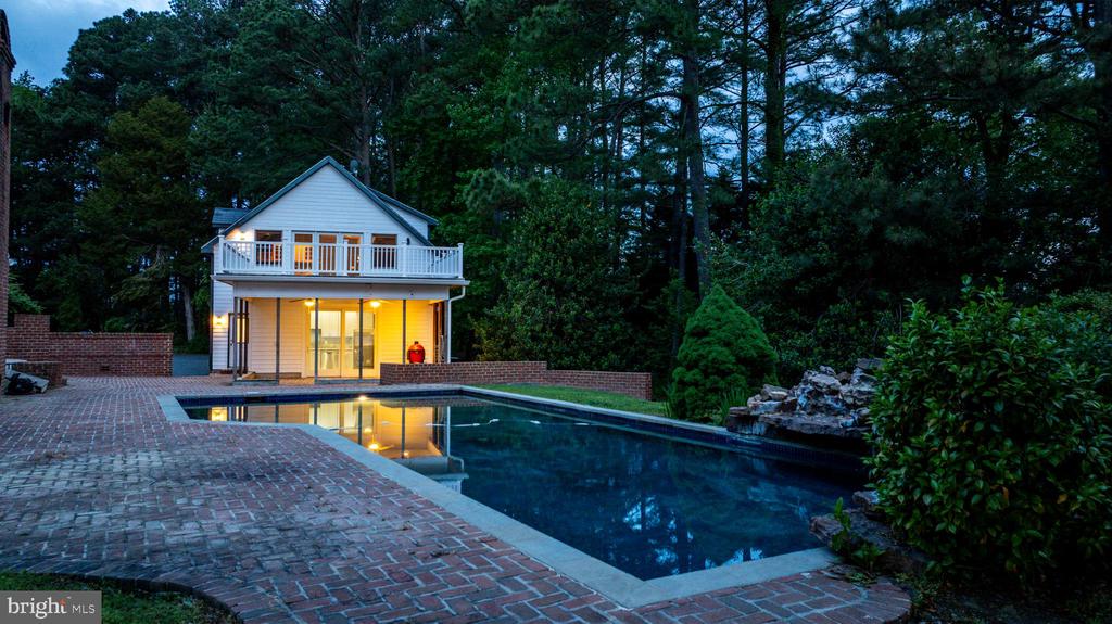 6884 Travelers Rest Cir