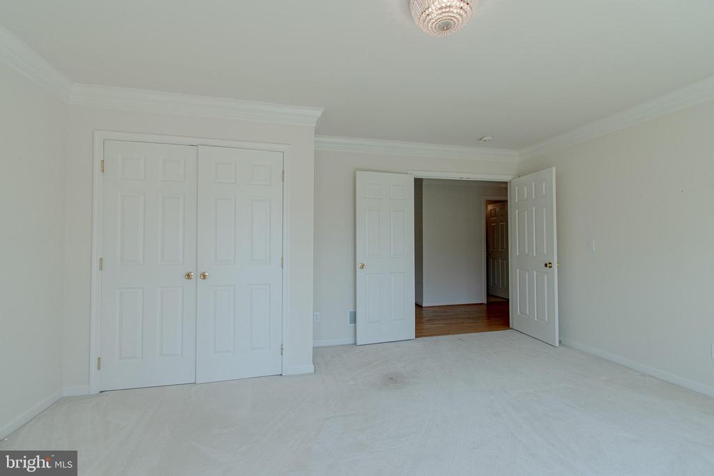 9560 Martingham Cir