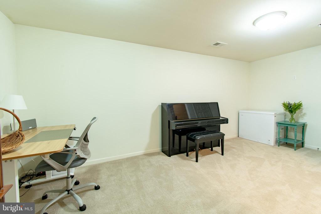 300 Dixon St #406