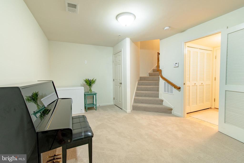 300 Dixon St #406