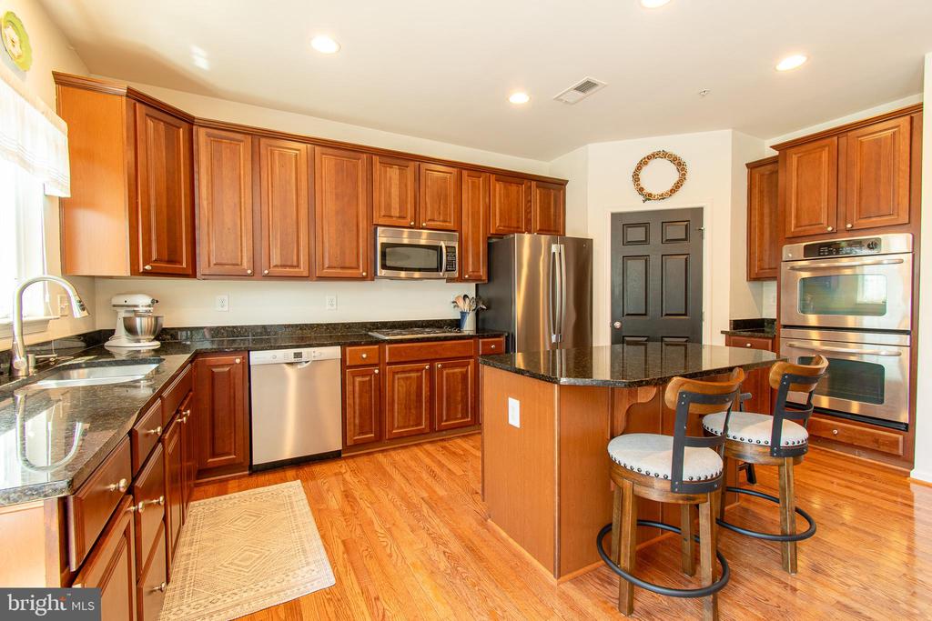 300 Dixon St #406