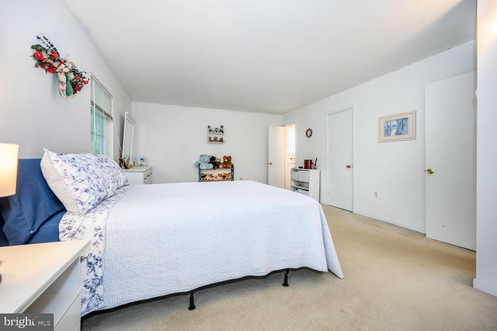 7347 Shirley Dr