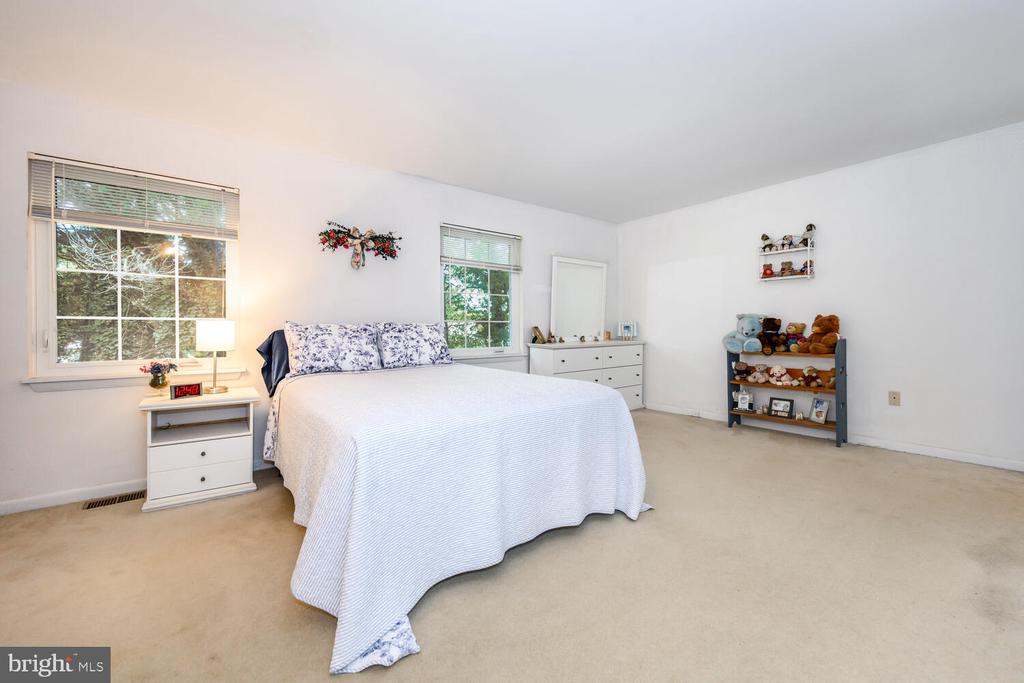 7347 Shirley Dr