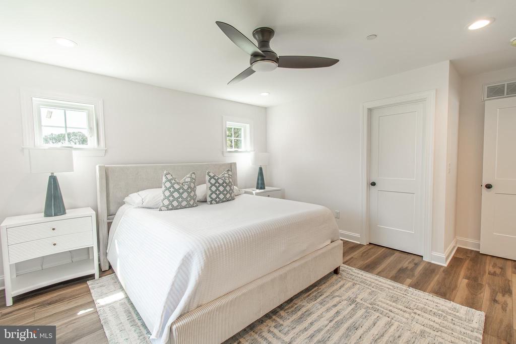 18 SANDY LANE