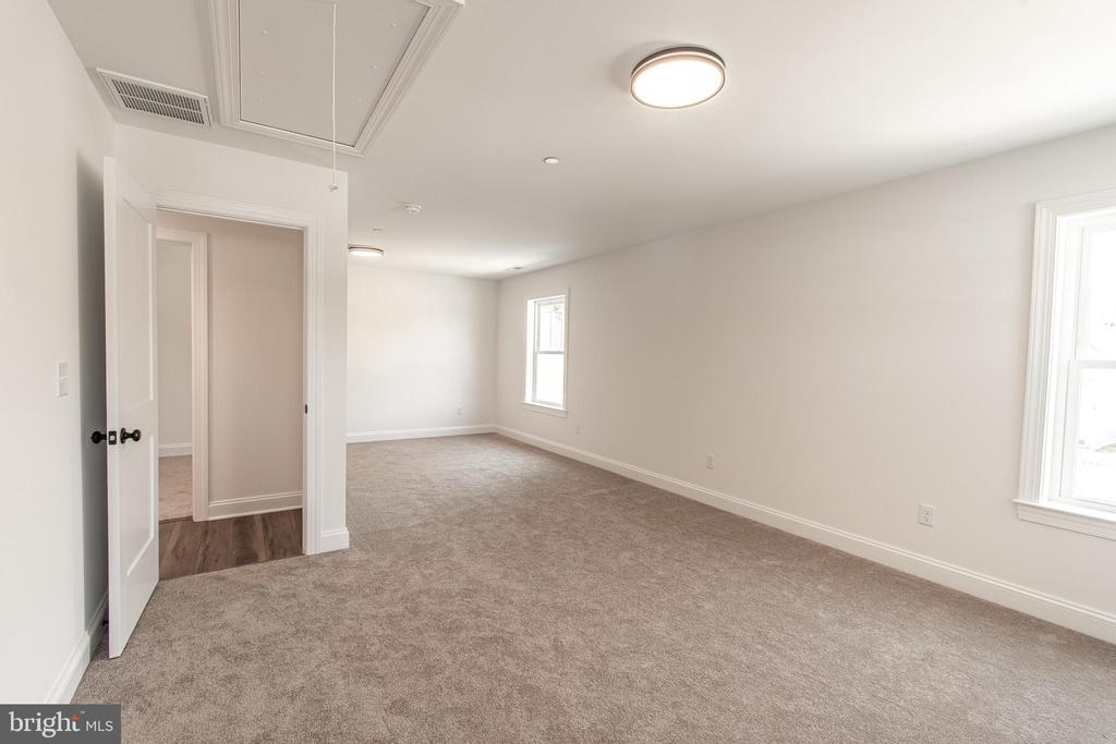 18 SANDY LANE