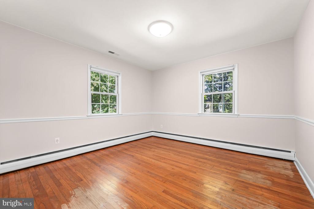 304 W OAK AVENUE