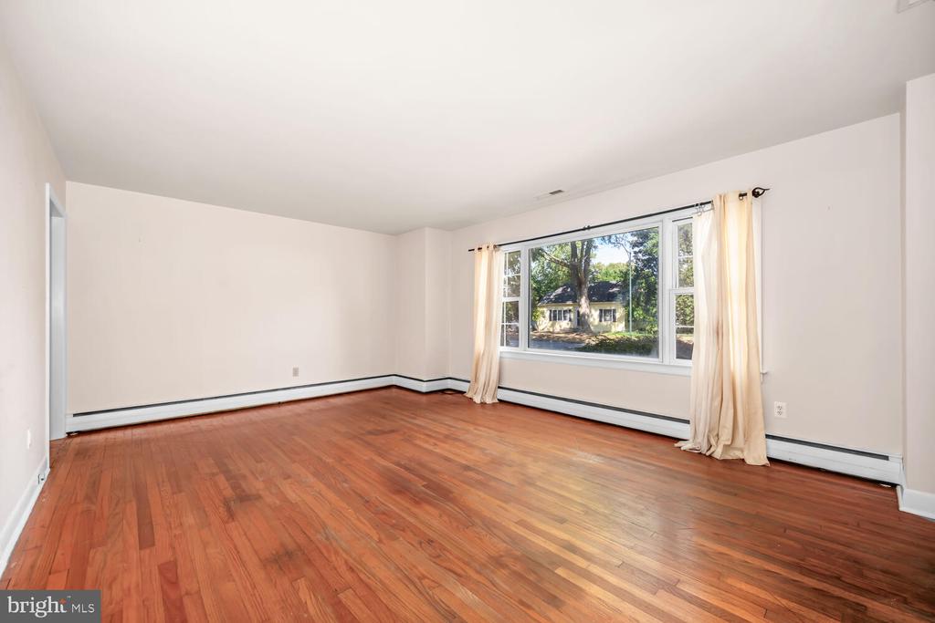 304 W OAK AVENUE